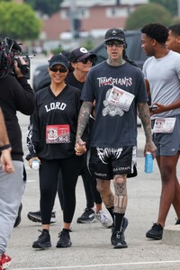 kourtney-kardashian-and-travis-barker-at-run-travis-run-5k-marathon-in-los-angeles-07-06-2024-7.jpg