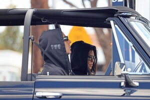 kourtney-kardashian-and-travis-barker-out-driving-in-k5-chevy-blazer-in-calabasas-04-26-2024-0.thumb.jpg.b6f5af02d7e7dbfd6b2e68f14d7ac340.jpg