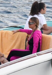 mariah-carey-inwetsuit-on-her-summer-holidays-at-amalfi-coast-in-nerano-08-15-2024-2.jpg