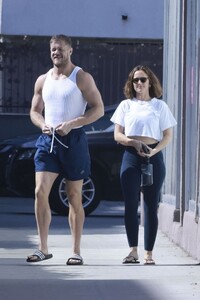 minka-kelly-and-dan-reynolds-heading-to-pilates-class-in-los-feliz-11-05-2024-4.jpg