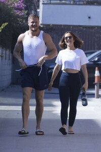 minka-kelly-and-dan-reynolds-heading-to-pilates-class-in-los-feliz-11-05-2024-5.jpg
