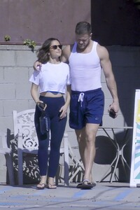 minka-kelly-and-dan-reynolds-heading-to-pilates-class-in-los-feliz-11-05-2024-7.jpg
