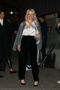 pamela-anderson-arrives-at-giorgio-armani-women-s-ss25-fashion-show-in-new-york-10-17-2024-1.jpg