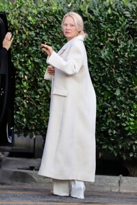 pamela-anderson-arrives-to-a-book-signing-in-beverly-hills-10-19-2024-1.jpg