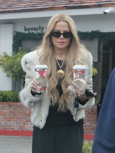 rachel-zoe-out-at-beverly-glen-center-11-24-2024-2.jpg