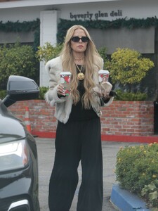rachel-zoe-out-at-beverly-glen-center-11-24-2024-3.jpg