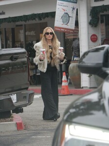 rachel-zoe-out-at-beverly-glen-center-11-24-2024-4.jpg