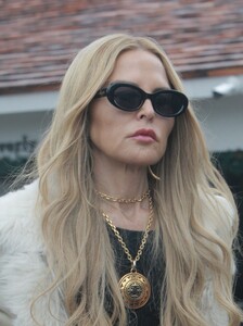 rachel-zoe-out-at-beverly-glen-center-11-24-2024-5.jpg