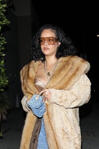 rihanna-arrives-at-giorgio-baldi-in-santa-monica-11-12-2024-3.jpg