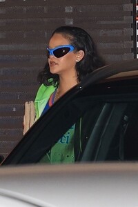 rihanna-out-for-dinner-with-friends-and-family-at-nobu-in-malibu-11-13-2024-3.jpg