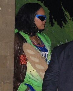 rihanna-out-for-dinner-with-friends-and-family-at-nobu-in-malibu-11-13-2024-6.jpg