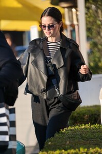 selena-gomez-goes-black-friday-shopping-in-los-angeles-11-29-2024-0.jpg
