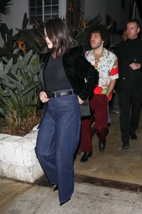 selena-gomez-leaves-san-vicente-bungalows-in-west-hollywood-11-20-2024-2.jpg