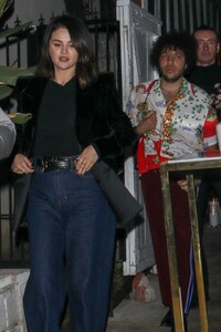 selena-gomez-leaves-san-vicente-bungalows-in-west-hollywood-11-20-2024-6.jpg