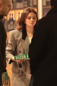 selena-gomez-out-for-pizza-in-beverly-hills-11-15-2024-3.jpg