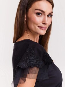 sklep-online-czarna-bluzka-z-koronkowymi-rc499kawami-taranko_4.jpg