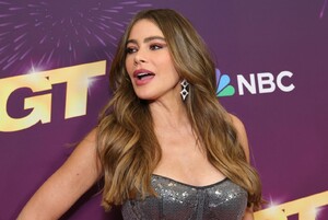 sofia-vergara-america-s-got-talent-season-19-live-show-semifinals-in-los-angeles-4.jpg