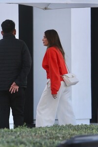 sofia-vergara-arrives-at-restoration-hardware-in-beverly-hills-11-09-2024-0.jpg