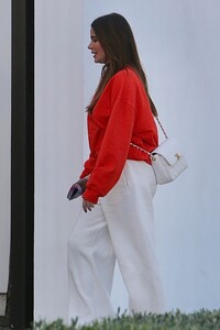 sofia-vergara-arrives-at-restoration-hardware-in-beverly-hills-11-09-2024-5.jpg