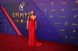 sofia-vergara-s-emmy-sizzle-ageless-glamour-in-crimson-dolce-gabbana-0.jpg