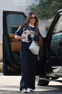sofia-vergara-shops-chic-in-beverly-hills-10-20-2024-0.jpg