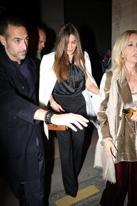 sofia-vergara-slays-paris-fashion-week-in-monochrome-chic-09-28-2024-8.jpg