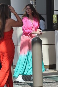 sofia-vergara-stuns-in-vibrant-silk-la-lunch-fashion-inspiration-09-10-2024-6.jpg