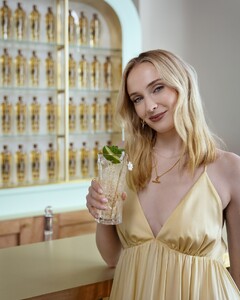 sophie-turner-st-germain-hugo-spritz-june-2024-12.thumb.jpg.87aa9f54a539af63d76d7cf4a732bc19.jpg