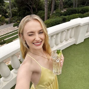 sophie-turner-st-germain-hugo-spritz-june-2024-4.thumb.jpg.57dea2c8577085299f961a6f341cb816.jpg