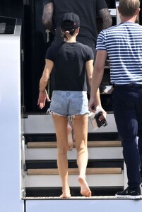 victoria-beckham-enjoying-her-holiday-in-miami-11-03-2024-2.jpg