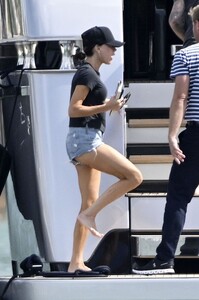 victoria-beckham-enjoying-her-holiday-in-miami-11-03-2024-5.jpg
