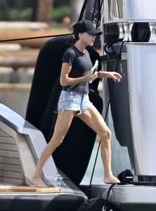 victoria-beckham-enjoying-her-holiday-in-miami-11-03-2024-6.jpg