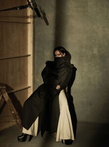 victoria-beckham-for-harper-s-bazaar-uk-december-2024-january-2025-4.jpg