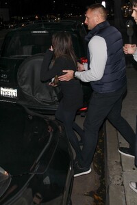 victoria-beckham-out-for-dinner-at-matsuhisa-in-beverly-hills-02-02-2024-4.thumb.jpg.a8322950d3787bdf844b172caaf52a95.jpg