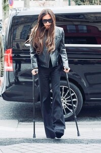 victoria-beckham-perseveres-on-crutches-at-her-hotel-in-paris-03-01-2024-3.thumb.jpg.cd739cd3cce39ba275be9d3761dfeba9.jpg