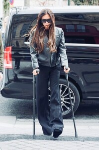 victoria-beckham-perseveres-on-crutches-at-her-hotel-in-paris-03-01-2024-6.thumb.jpg.53e996b523733ddd2fb86d37c23ef7c6.jpg
