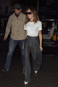 victoria-beckham-returning-to-her-hotel-in-paris-09-24-2024-3.jpg