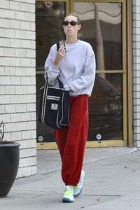 whitney-port-out-shopping-in-studio-city-09-13-2024-2.jpg