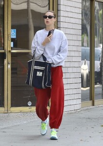 whitney-port-out-shopping-in-studio-city-09-13-2024-4.jpg