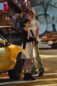 zoe-kravitz-and-austin-butler-film-night-scene-for-caught-stealing-in-new-york-10-03-2024-2.jpg