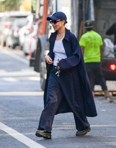 zoe-kravitz-out-and-about-in-new-york-10-30-2024-0.jpg