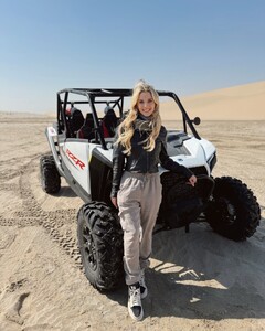 [2024.11.30] lindsaymariebrewer_468925642_2935932513239741_8549285114511240451_n.jpg