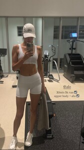 [2024.11.30] sofiaresing_468847626_363435540193139_5657161264951747486_n.jpg