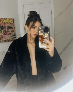 [2024.12.03] victoriajustice_468950226_18563001112006824_4406189963785253303_n.jpg