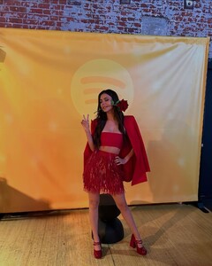 [2024.12.06] victoriajustice_469433363_18563724247006824_4145386353192505851_n.jpg