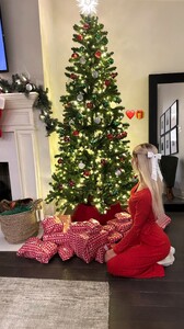 [2024.12.07] livvydunne_469707846_1143262441137352_3260620253316407401_n.jpg