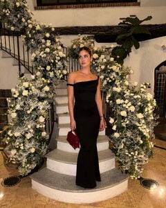 [2024.12.08] shaunasexton__469824568_553657850912923_6117287931234130581_n.jpg