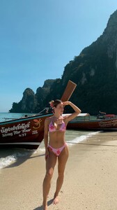 [2024.12.09] haileygrice_3519460413811785436.jpg