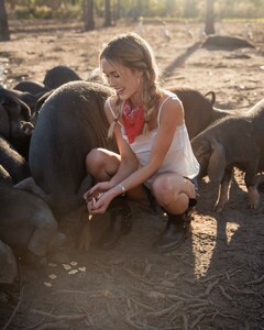 [2024.12.19] abbyoneillextras_470915213_1648539429353012_6053410768668363642_n.jpg