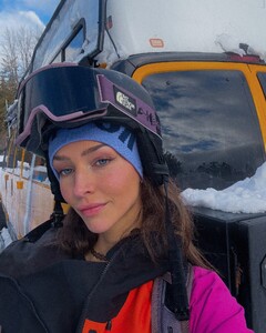 [2024.12.20] rachelc00k_470899624_1130661148727964_6894481415335703375_n.jpg